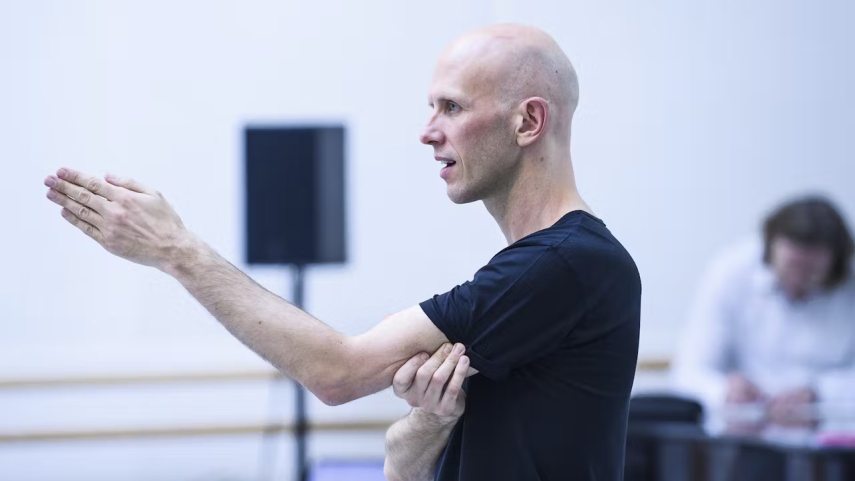 aa1be9c1-9edb-45d6-8db1-3717825f6357_Wayne+McGregor+in+rehearsal+for+Woolf+Works_+The+Royal+Ballet+©+2015+ROH.jpg