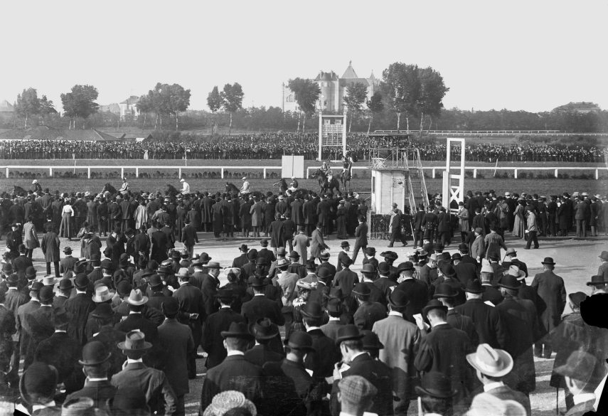 Nagyverseny előtti parádé a városligeti Lóversenytéren 1903-ban, a későbbi Népstadion helyén. Háttérben a Magyar Állami Földtani Intézet látszik. #277675 Fotó: Fortepan / Deutsche Fotothek / Brück und Sohn Nagyverseny előtti parádé a városligeti Lóversenytéren 1903-ban, a későbbi Népstadion helyén. Háttérben a Magyar Állami Földtani Intézet látszik. #277675 Fotó: Fortepan / Deutsche Fotothek / Brück und Sohn