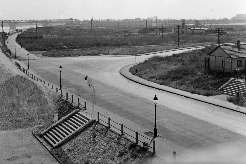 A lágymányosi Duna-part a Petőfi híd budai hídfőjétől délre (a mai Pázmány Péter sétány helyén) 1958-ban, háttérben az Összekötő vasúti híd. #104073 Fotó: Fortepan / Budapest Főváros Levéltára / BRFK Hivatala Bűnügyi Technikai Osztály | Levéltári jelzet: A lágymányosi Duna-part a Petőfi híd budai hídfőjétől délre (a mai Pázmány Péter sétány helyén) 1958-ban, háttérben az Összekötő vasúti híd. #104073 Fotó: Fortepan / Budapest Főváros Levéltára / BRFK Hivatala Bűnügyi Technikai Osztály | Levéltári jelzet: HU.BFL.XV.19.c.10
