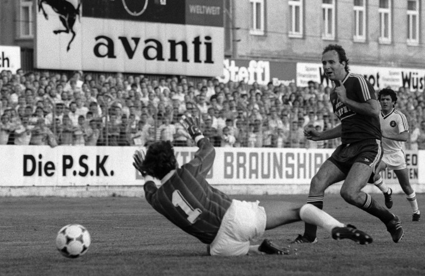 Nyilasi Tibor 1986-ban az Austria Wien játékosaként szerez gólt. Fotó: M. Leckel / APA-PictureDesk via AFP Football match Austria Wien vs Sportclub on 22 July 1986: Tibor Nyilasi making a goal in the 26th minute of the game in Vienna. Goaly Weindenauer had no chance to hold it. (Photo by M. Leckel / APA-PictureDesk / APA-PictureDesk via AFP)