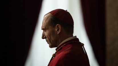Ralph Fiennes Konklávé 01 16-9.jpg