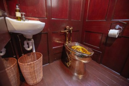 Maurizio Cattelan Amerika arany WC Profimedia.jpg
