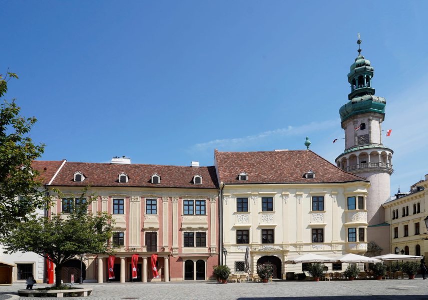 A Fabricius-ház, a Tábornok-ház és a Storno-ház, valamint a Tűztorony a soproni Fő téren található Múzeumnegyedben. MTI/Filep István A Fabricius-ház (takarásban), a Tábornok-ház és a Storno-ház, valamint a Tűztorony (b-j), a soproni Fő téren található Múzeumnegyed épületei 2024. május 27-én.
MTI/Filep István