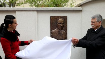 Márai Sándort ábrázoló dombormű.jpg