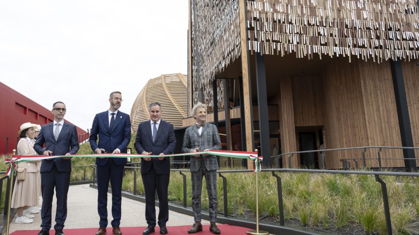 Kristó Ákos, az EXPO - 2025 Magyarország Nkft. ügyvezetője, Könnyid László, a Magyar Turisztikai Ügynökség (MTÜ) vezérigazgatója, Nagy Márton nemzetgazdasági miniszter és Zoboki Gábor építész (b-j) az Oszakai Világkiállításon. Fotó: MTI/Szigetváry Zsolt Oszaka, 2025. április 13.
Kristó Ákos, az EXPO - 2025 Magyarország Nkft. ügyvezetője, Könnyid László, a Magyar Turisztikai Ügynökség (MTÜ) vezérigazgatója, Nagy Márton nemzetgazdasági miniszter és Zoboki Gábor építész (b-j) átvágja a nemzeti színű szalagot az Oszakai Világkiállítás Magyar Pavilonjának megnyitóján 2025. április 13-án. A háromszintes pavilon központi részét a kívülről boglya formát idéző Dóm adja, amely a színházi térnek ad otthont.
MTI/Szigetváry Zsolt