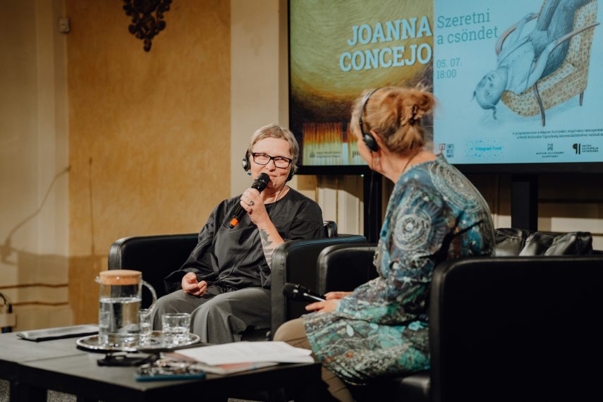 Joanna Concejo, Révész Emese művészettörténész. Fotó: Hegyi Júlia Lily / Kultúra.hu