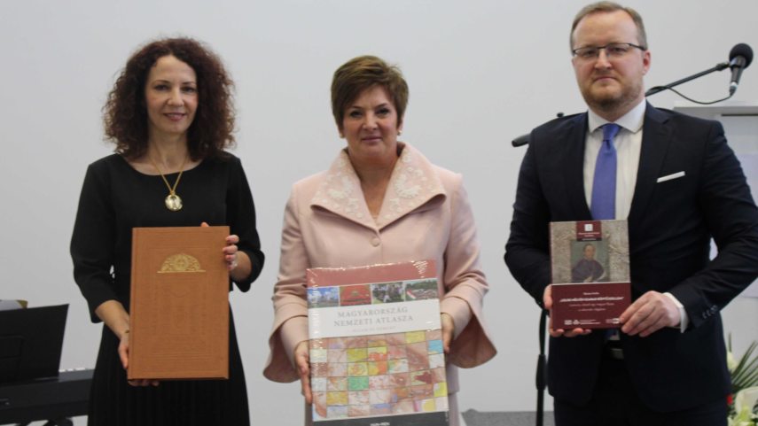 Kormányos Katona Gyöngyi a VMMI igazgatója Závogyán Magdolna a Kulturális és Innovációs Minisztérium kultúráért felelős államtitkára Rózsa Dávid az MNMKK  OSZK f.jpg