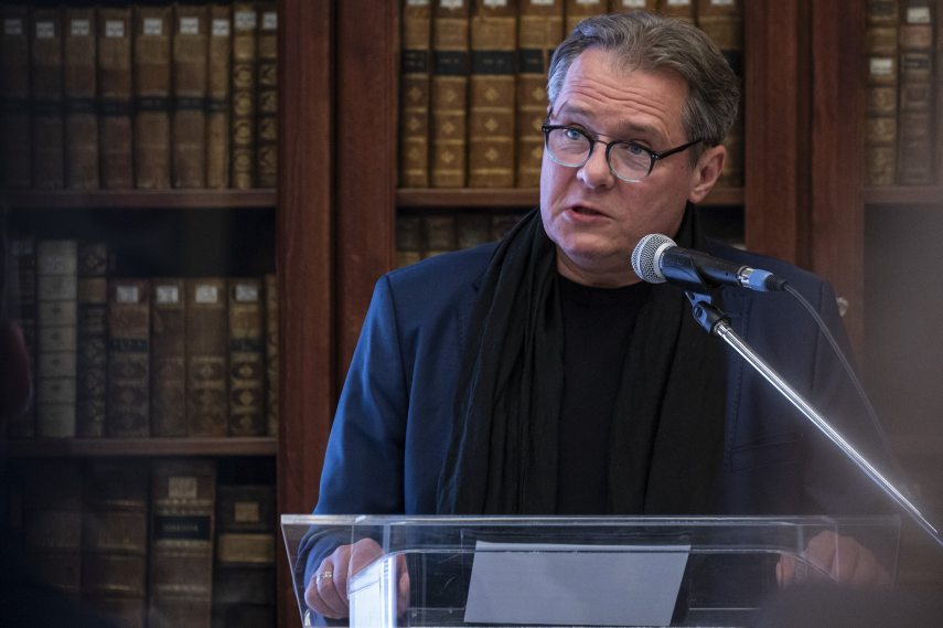 Az idő arcai címmel kiállítás nyílt az OSZK-ban

Budapest, 2024. április 11.

Őze Áron színművész verset mond Az idő arcai című kiállítás megnyitóján az Országos Széchényi Könyvtárban (OSZK) 2024. április 11-én. Az antik és a keresztény kultúra időfelfogását bemutató tárlat július 11-ig tekinthető meg.

Készítette: Szigetváry Zsolt
Személyek: ŐZE Áron
Tulajdonos: MTI/MTVA
Fájlnév: ADSZZS202404110106