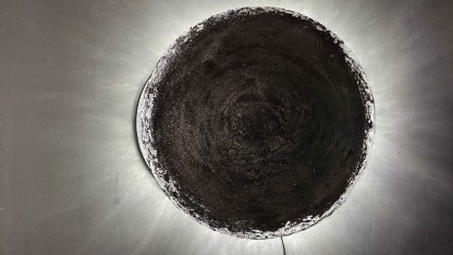 16_9_Silver-Eclipse--No1b-with-light-2024-25-60x-65-cm-az-Eclipse-Of-My-Heart-sorozatból-Vegyes-Tech.jpg