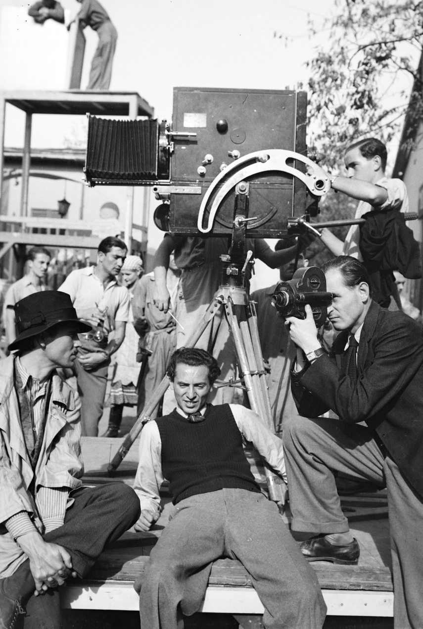 Könyves Kálmán körút 15., a felvétel a Magyar Film Iroda Rt (MFI) udvarán készült, előtérben középen Vaszary Gábor író, újságíró, forgatókönyvíró 1937. Fotó: Fortepan / Horváth József Könyves Kálmán körút 15., a felvétel a Magyar Film Iroda Rt (MFI) udvarán készült, előtérben középen Vaszary Gábor író, újságíró, forgatókönyvíró.