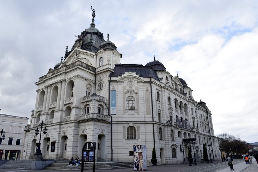 Szlovákia - Kassa - Állami Színház. Fotó: MTI/Branstetter Sándor Szlovákia - Kassa - Állami Színház
Szlovákia, Kassa, 2023. április 2.
A Kassai Állami Színház épülete a Hlavná utcában, az óváros egykori Fő utcájában, ahol Láng Adolf építész tervei alapján épült neobarokk stílusban a 19. század végén, a korábbi középkori városháza helyén.
Készítette: Branstetter Sándor
Tulajdonos: MTI/MTVA
Fájlnév: BC_TTS202304020031