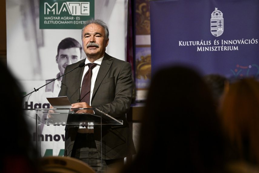 Gödöllőre költözik a Mezőgazdasági Múzeum
Szöveg
Gödöllő, 2025. június 10.

Nagy István agrárminiszter beszédet mond a Magyar Mezőgazdasági Múzeum és Könyvtár költözéséről szóló sajtótájékoztatón a Gödöllői Királyi Kastélyban 2025. június 10-én. Hankó Balázs kulturális és innovációs miniszter bejelentette, hogy az intézmény a városligeti Vajdahunyadvárból 2029-ig Gödöllőre, a Magyar Agrár és Élettudományi Egyetem (MATE) Szent István Campusára költözik.

MTI/Purger Tamás

Azonosító
D_PRG20250610006